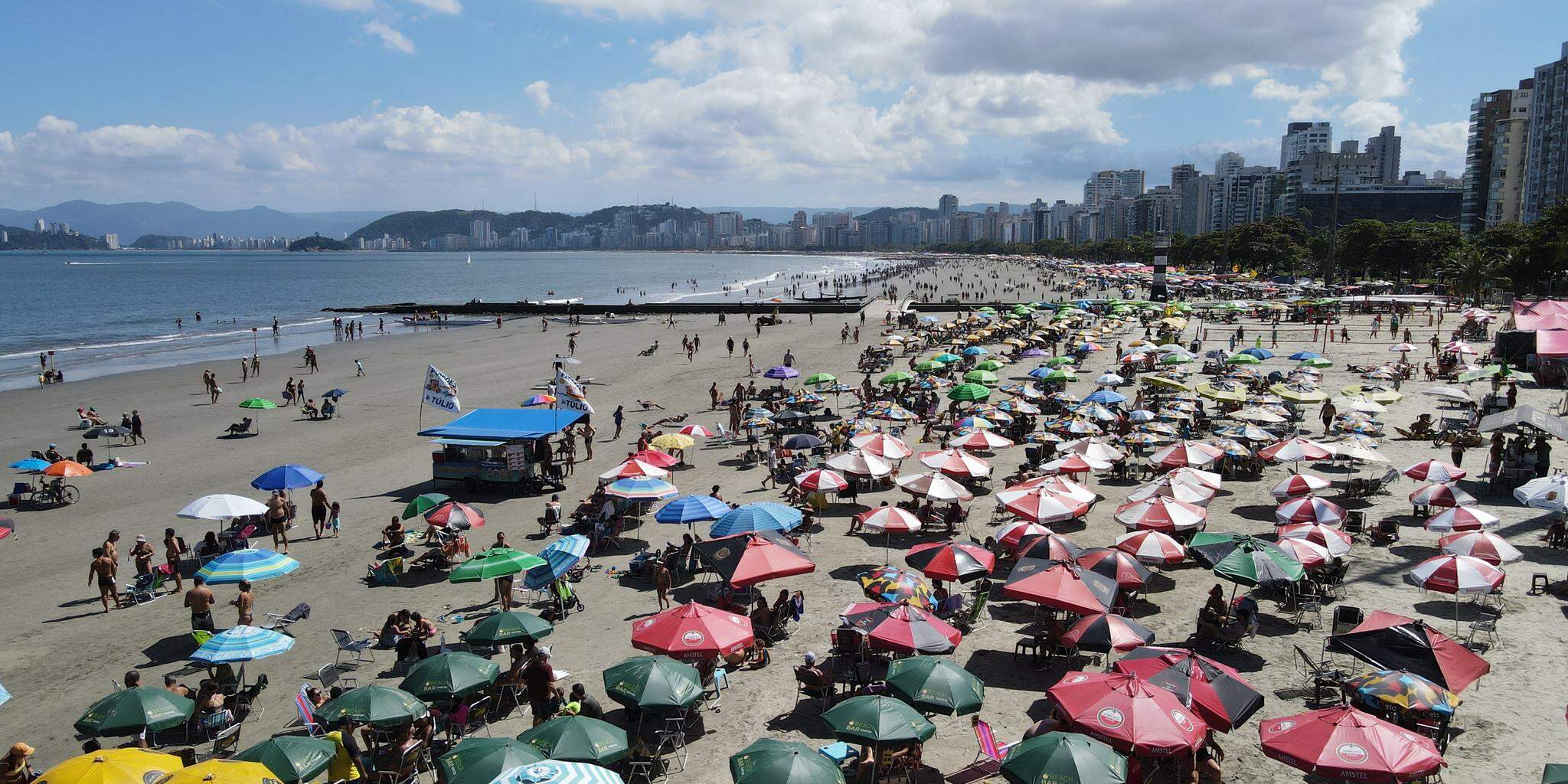 Segundo a Prefeitura, trabalho de fiscalização em Santos ocorre, principalmente, na faixa de areia e na orla