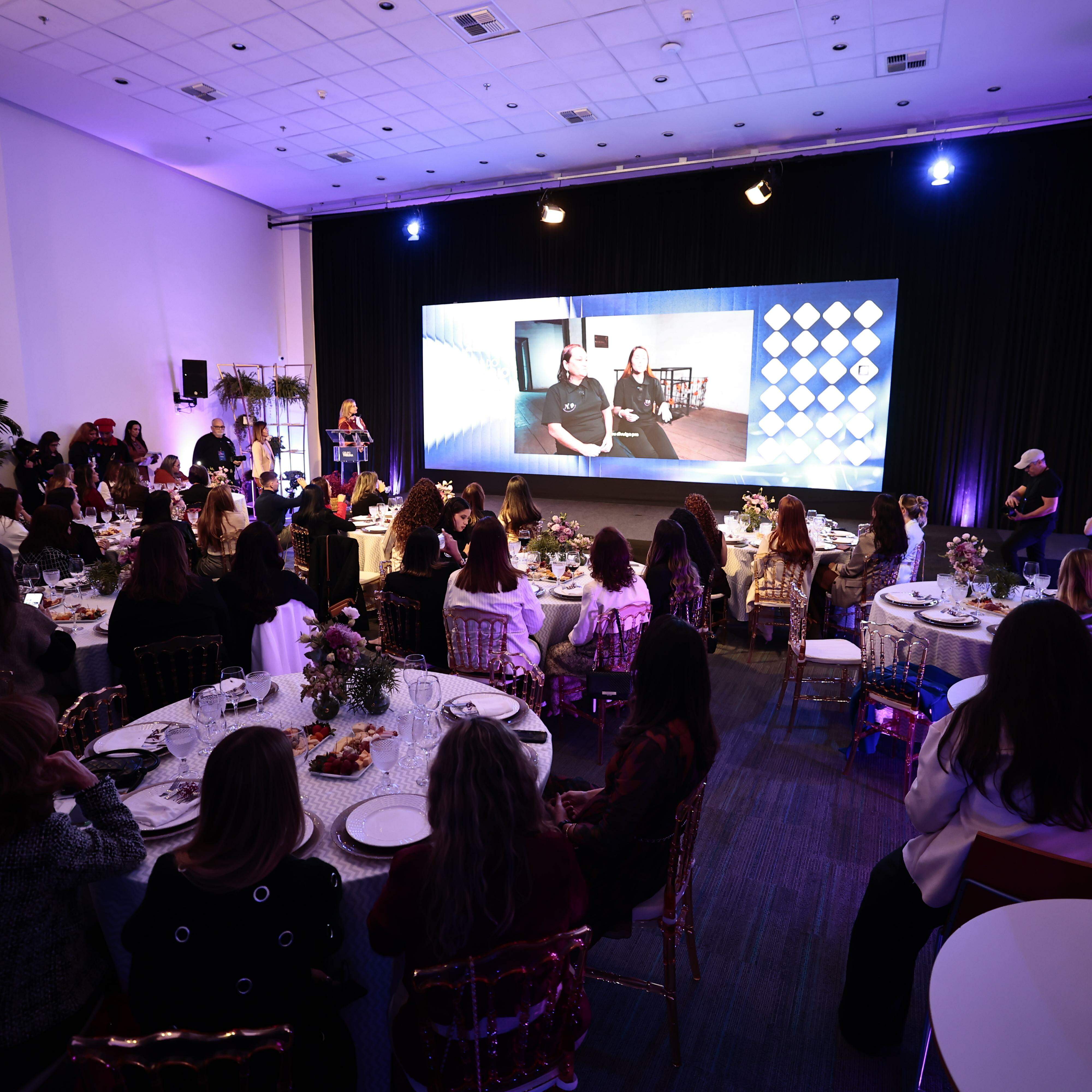 Auditório do Grupo Tribuna recebeu empreendedoras participantes do Donas do Negócio: palestras técnicas e apresentação da própria empresa