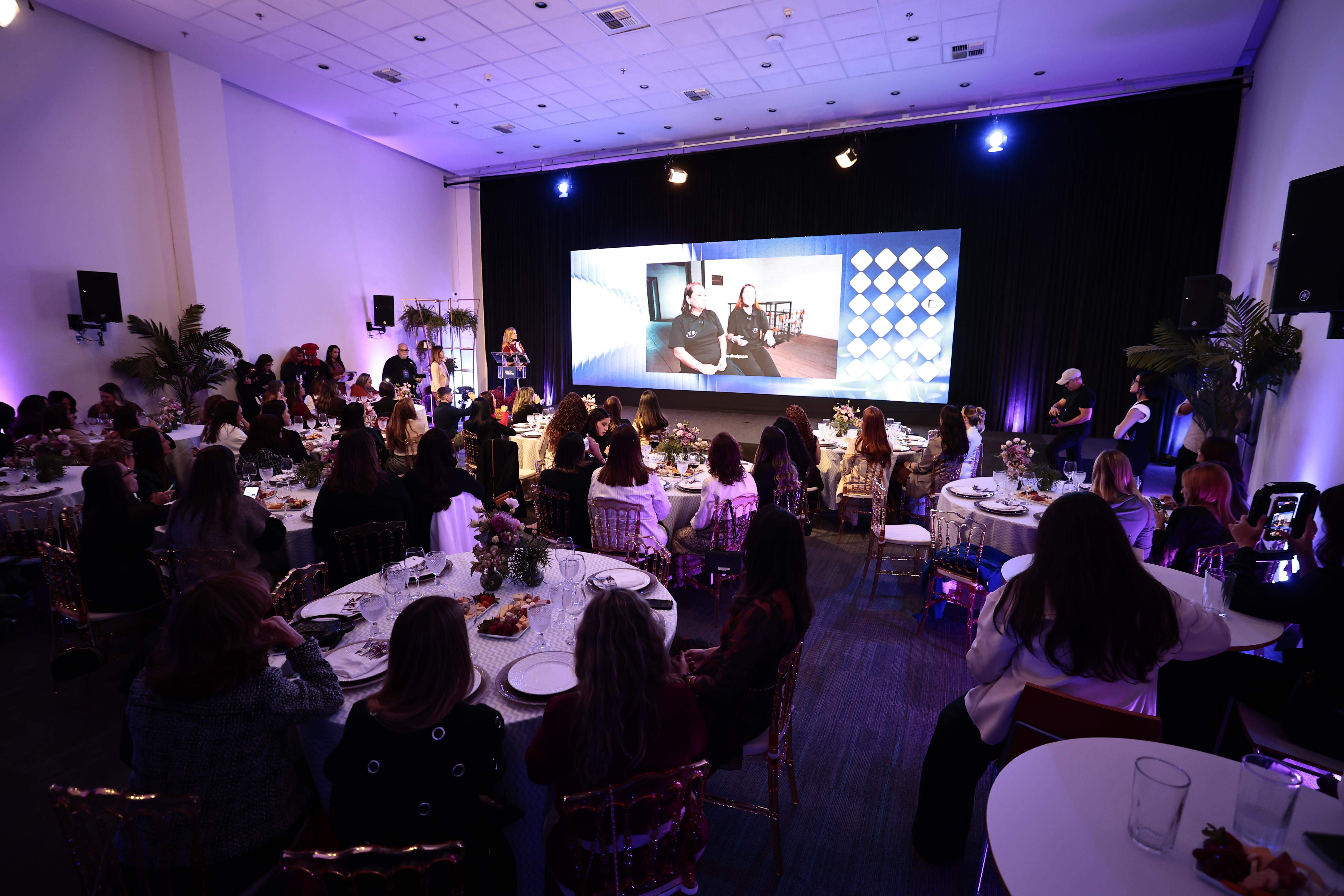 Auditório do Grupo Tribuna recebeu empreendedoras participantes do Donas do Negócio: palestras técnicas e apresentação da própria empresa