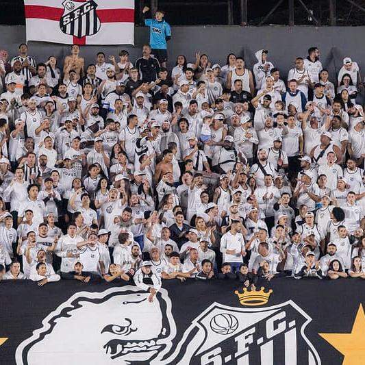 A torcida apoiou o time contra o San Lorenzo, mas o Peixe terminou com mais um frustrante empate