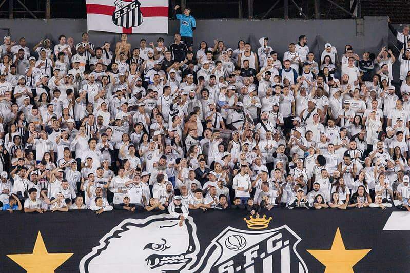 A torcida apoiou o time contra o San Lorenzo, mas o Peixe terminou com mais um frustrante empate