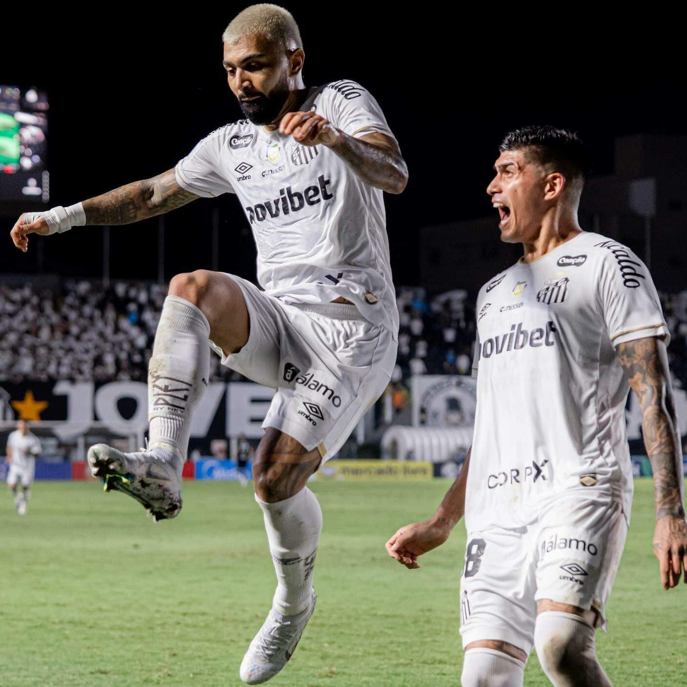 Gabigol, artilheiro do Peixe este ano, com 10 gols, comemora ao lado de Adonis Frías