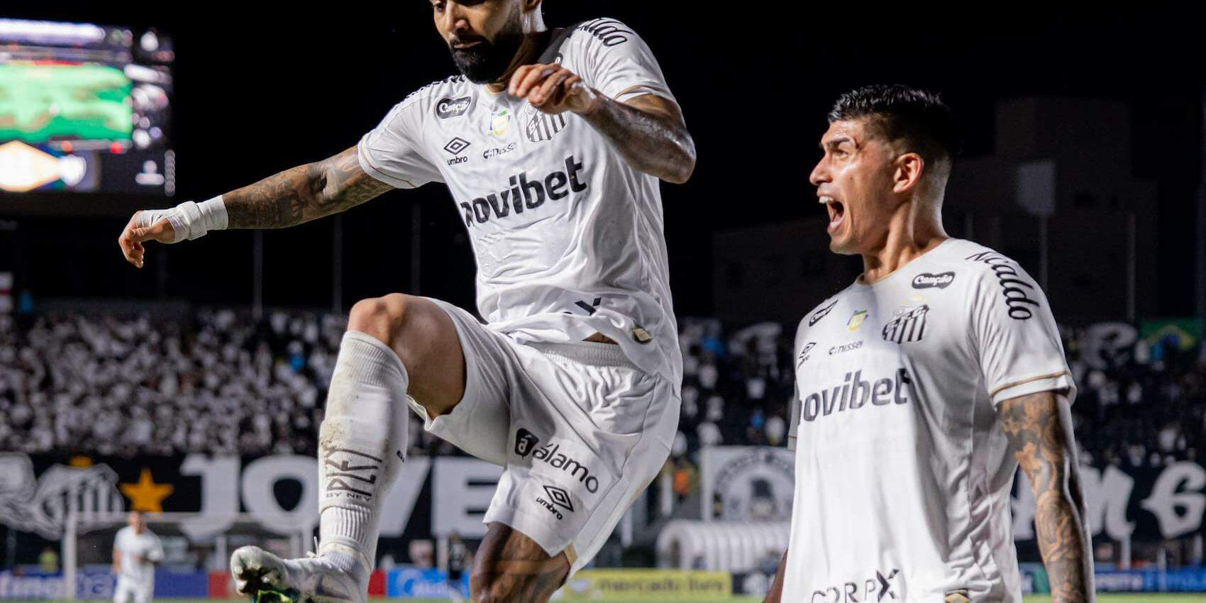 Gabigol, artilheiro do Peixe este ano, com 10 gols, comemora ao lado de Adonis Frías