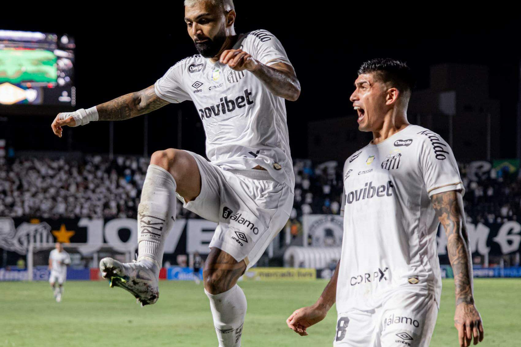 Gabigol, artilheiro do Peixe este ano, com 10 gols, comemora ao lado de Adonis Frías