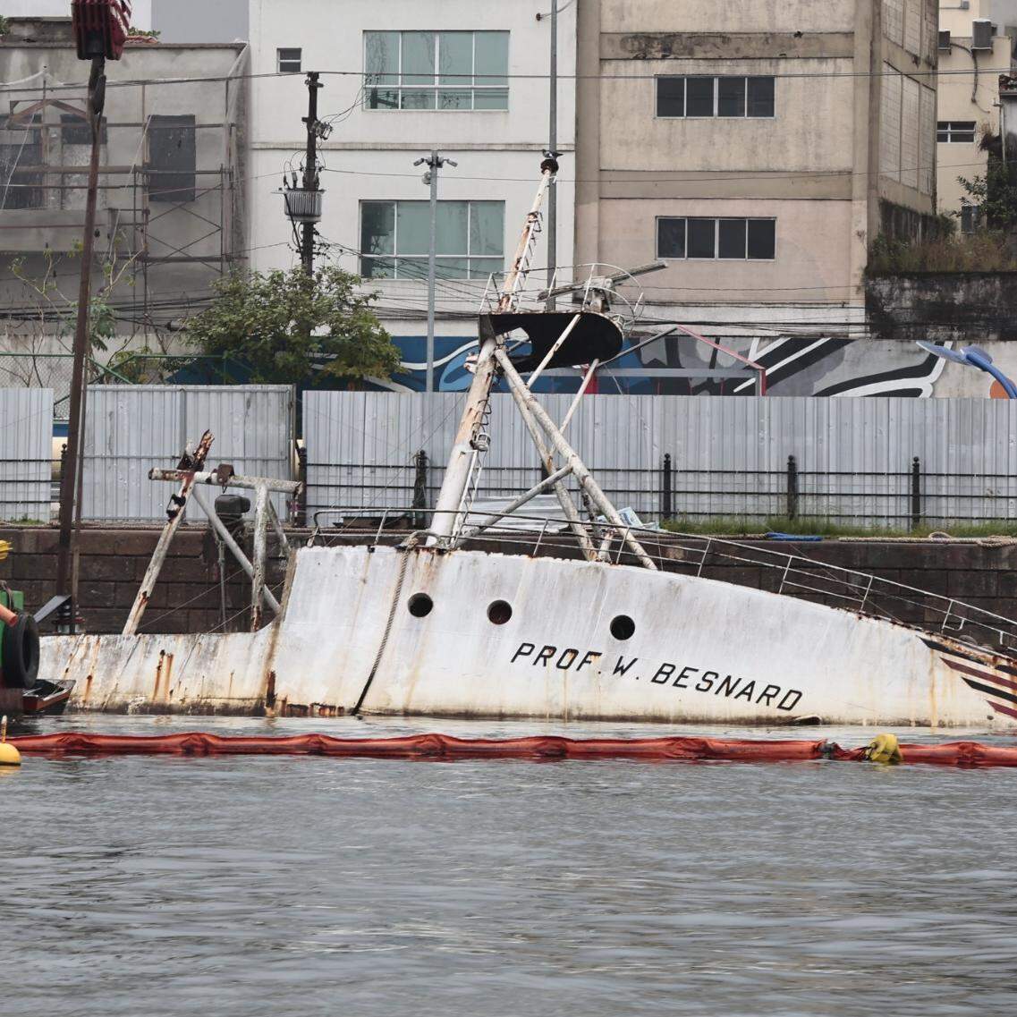 Navio oceanográfico Professor W. Besnard está submerso desde 13 de março no Valongo