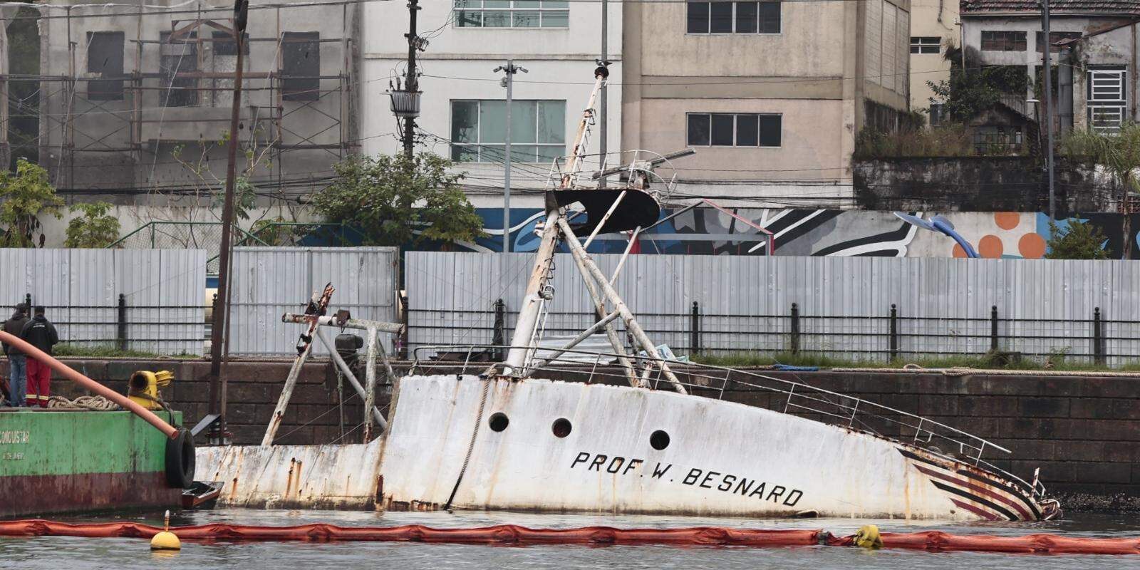 Navio oceanográfico Professor W. Besnard está submerso desde 13 de março no Valongo