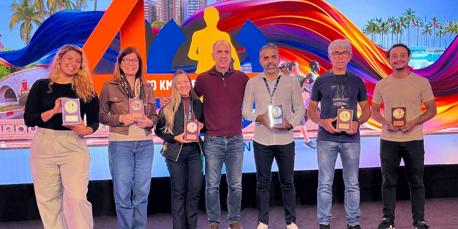 Diretor-presidente do jornal A Tribuna, Marcos Clemente Santini (ao centro) entregou a premiação