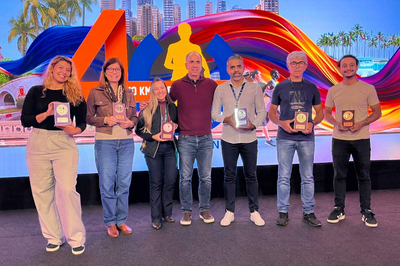 Diretor-presidente do jornal A Tribuna, Marcos Clemente Santini (ao centro) entregou a premiação