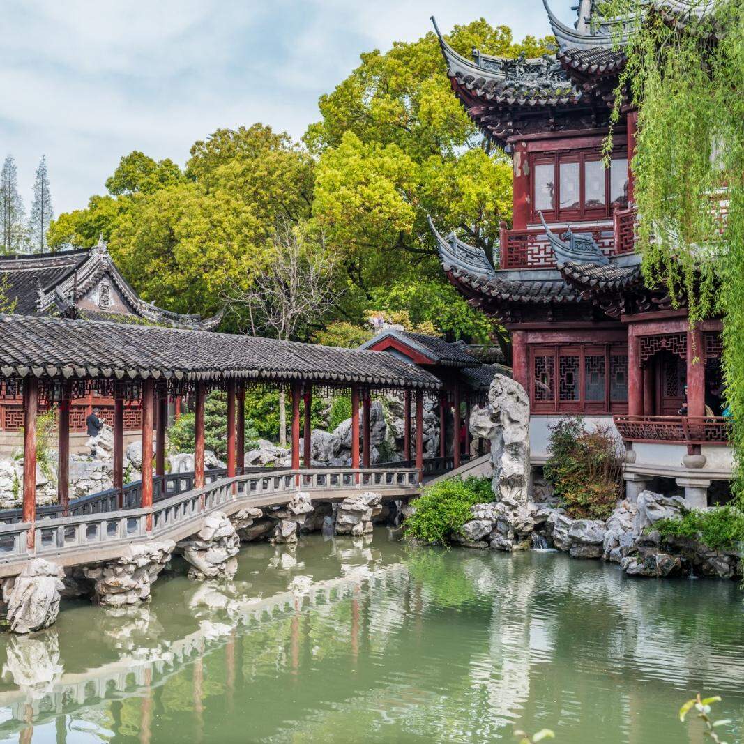 Em meio a edifícios altos, tecnologia e mais de 28 milhões de habitantes, megalópole também oferece o Jardim Yuyuan