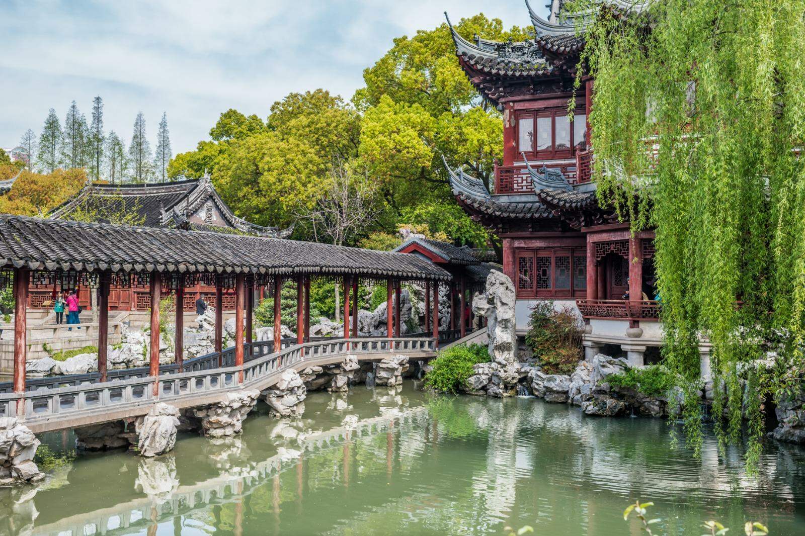 Em meio a edifícios altos, tecnologia e mais de 28 milhões de habitantes, megalópole também oferece o Jardim Yuyuan