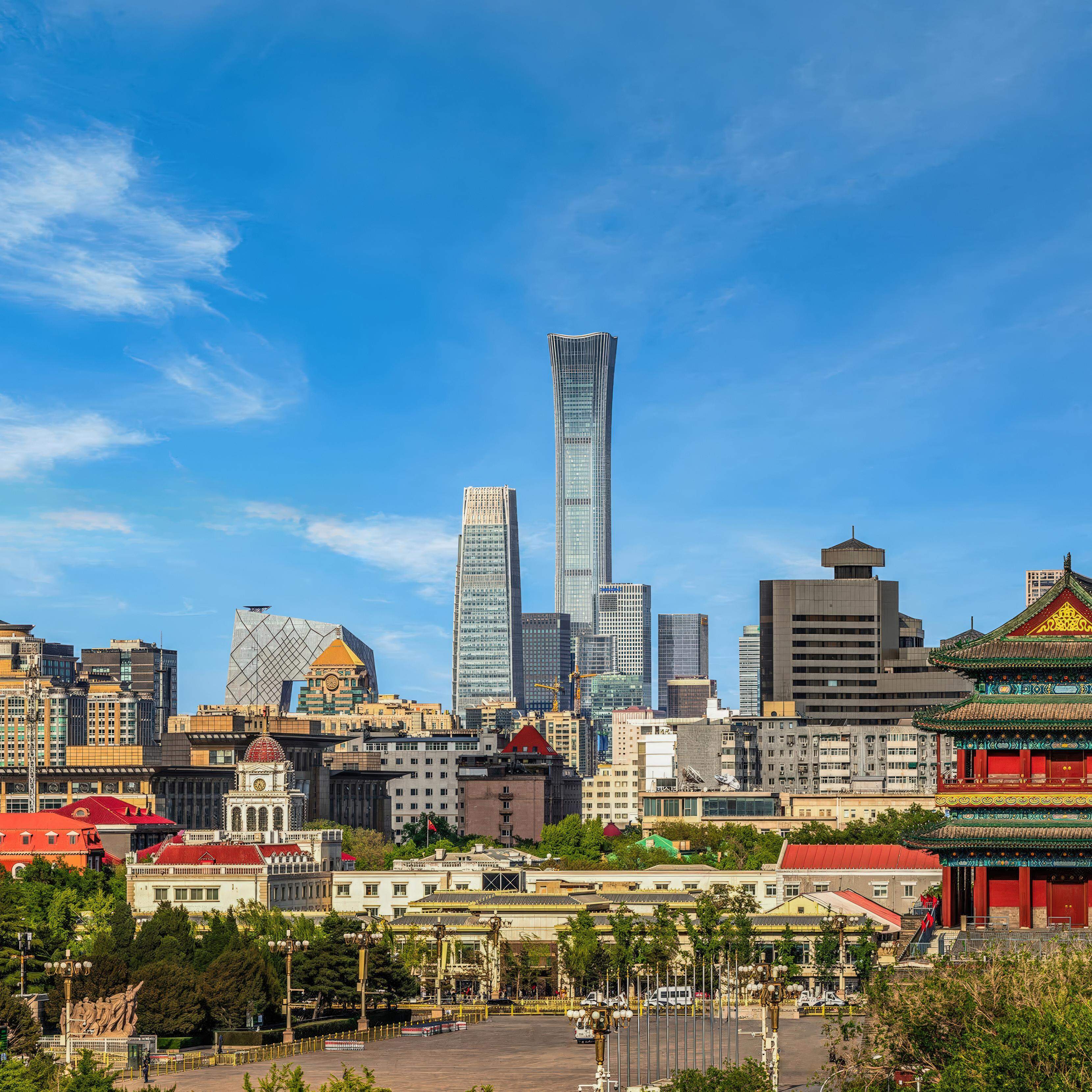 Vista panorâmica da cidade de Pequim, com o histórico Portão de Zhengyangmen e a moderna Torre Citic