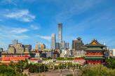 Vista panorâmica da cidade de Pequim, com o histórico Portão de Zhengyangmen e a moderna Torre Citic