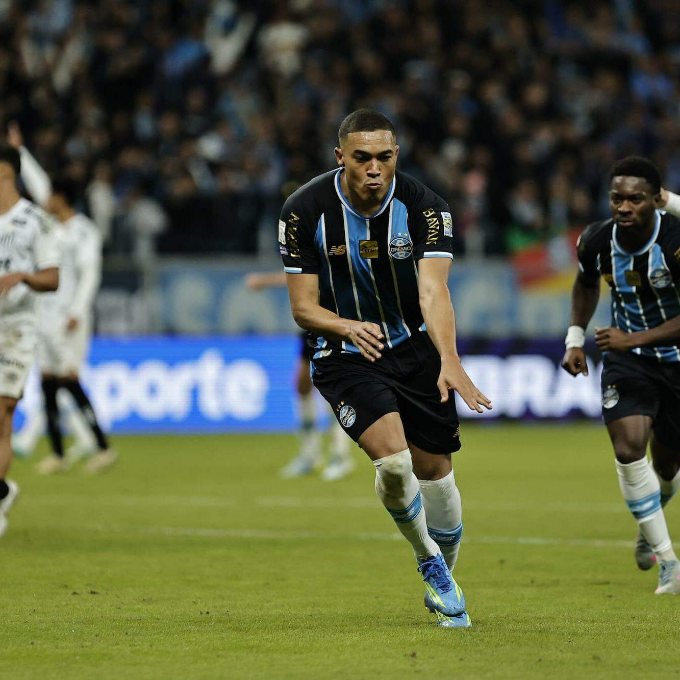 Carlos Vinícius, com dois gols, ajudou na virada do Grêmio sobre o Santos, em Porto Alegre