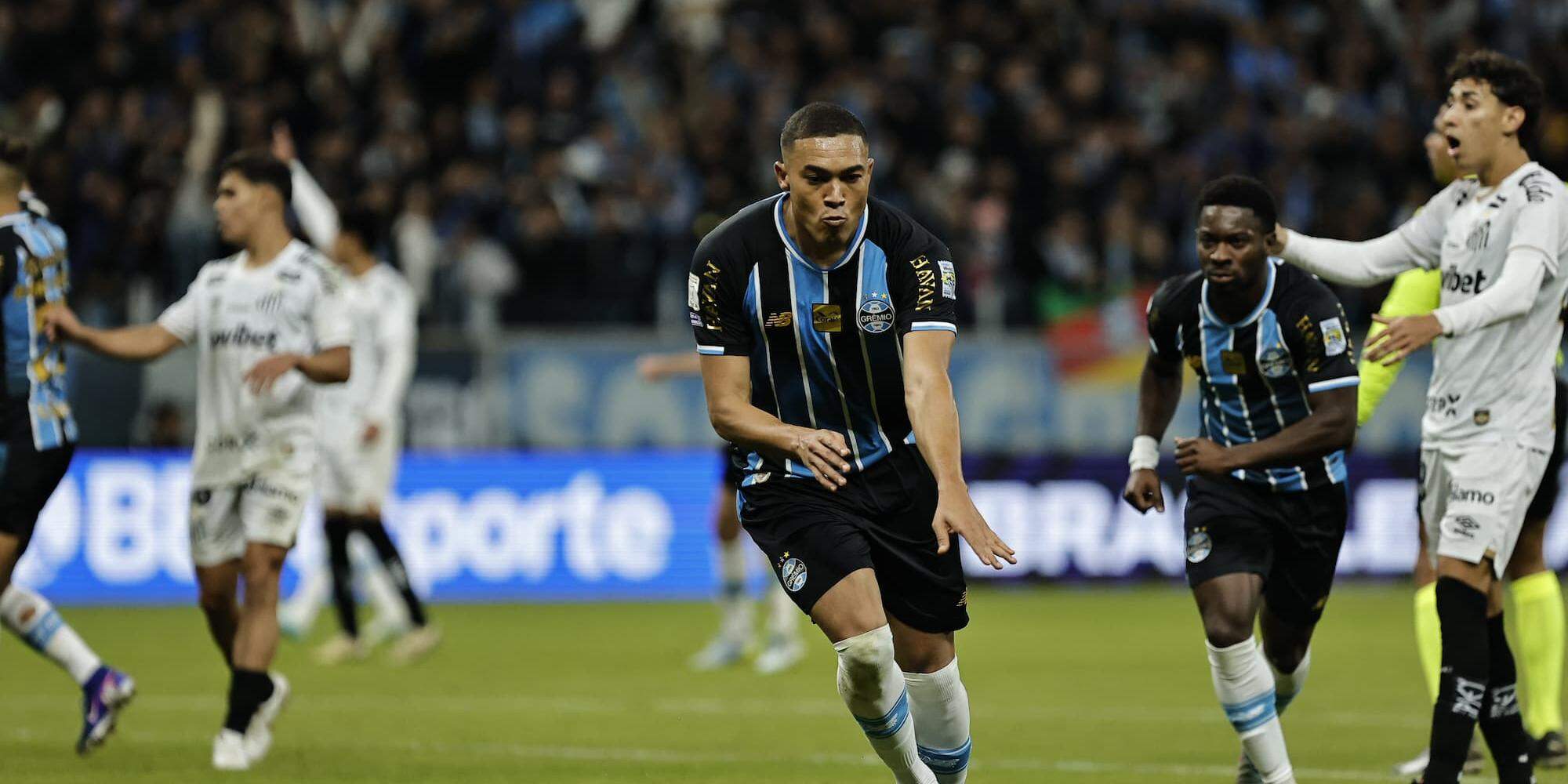 Carlos Vinícius, com dois gols, ajudou na virada do Grêmio sobre o Santos, em Porto Alegre