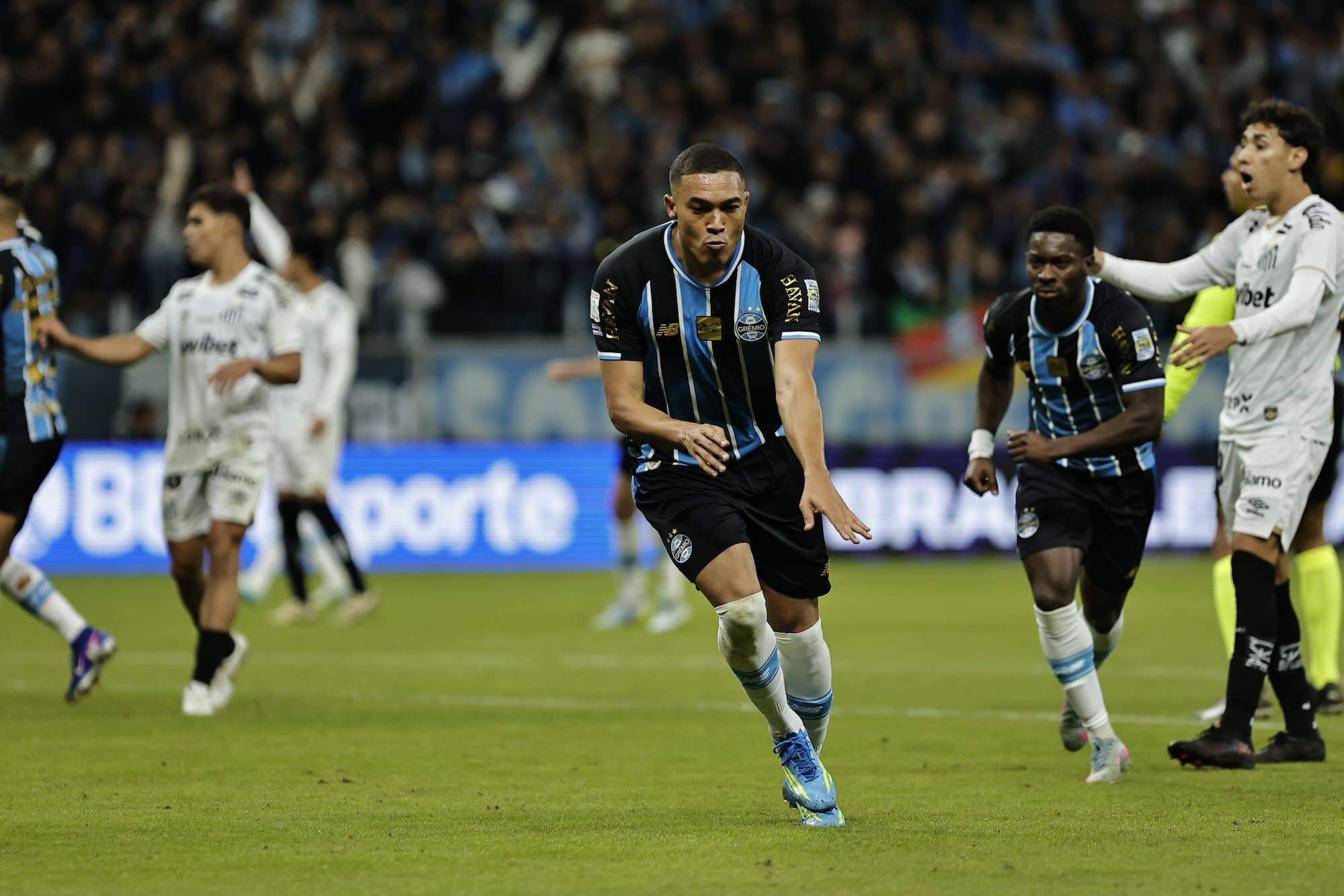 Carlos Vinícius, com dois gols, ajudou na virada do Grêmio sobre o Santos, em Porto Alegre