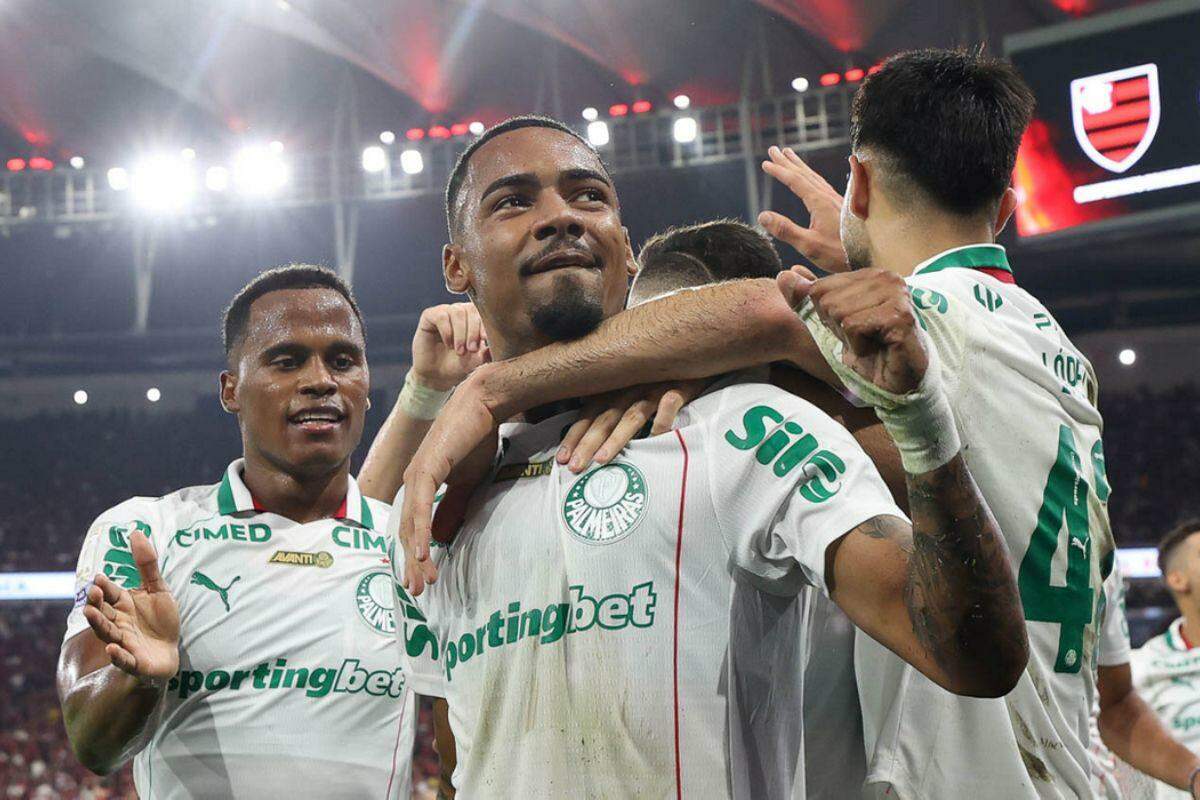 Palmeiras aproveita expulsão de Carrascal, faz três no Flamengo e aplaca pressão sobre Abel
