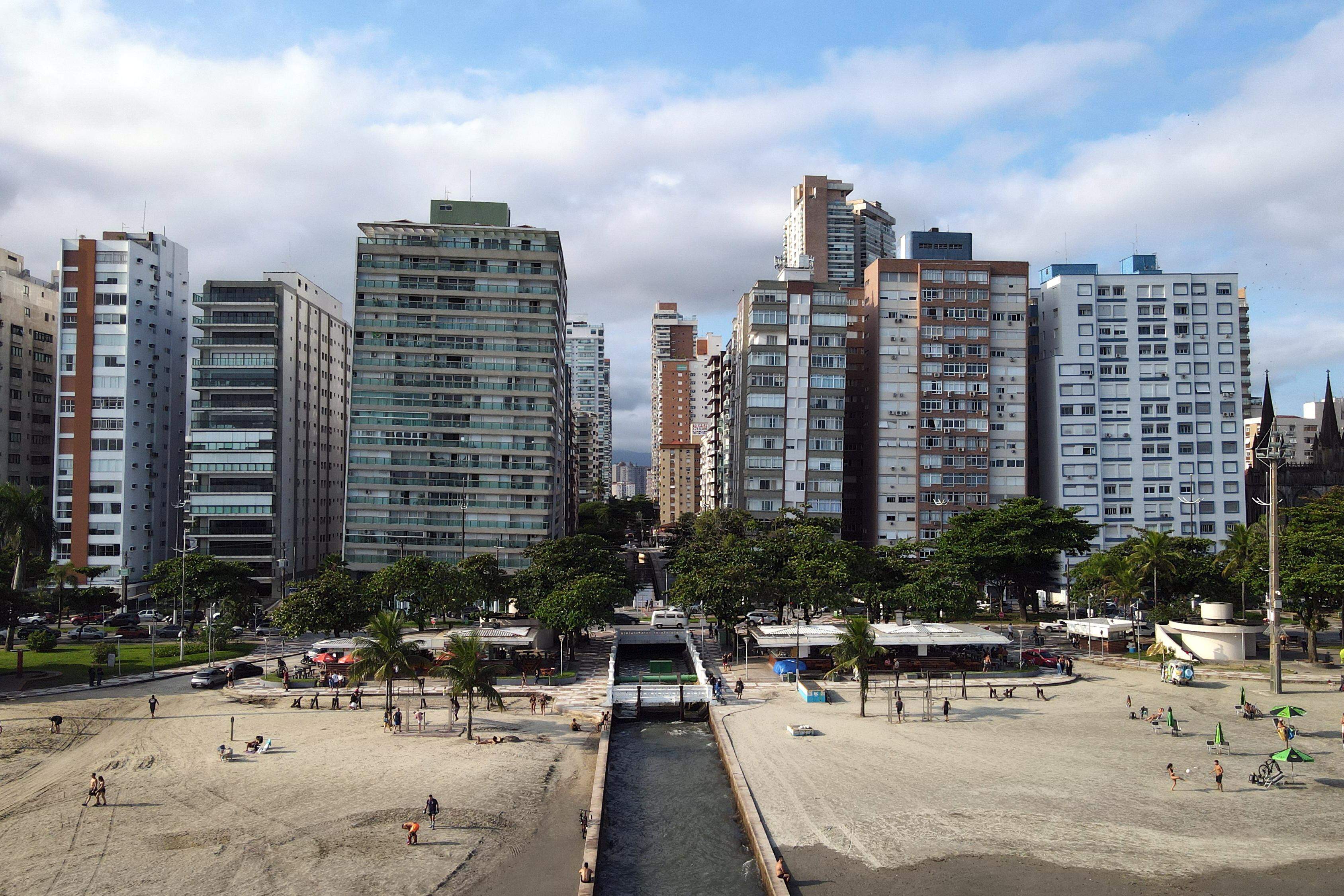 Oposição quer notícias sobre obras paradas e prédios tortos em Santos