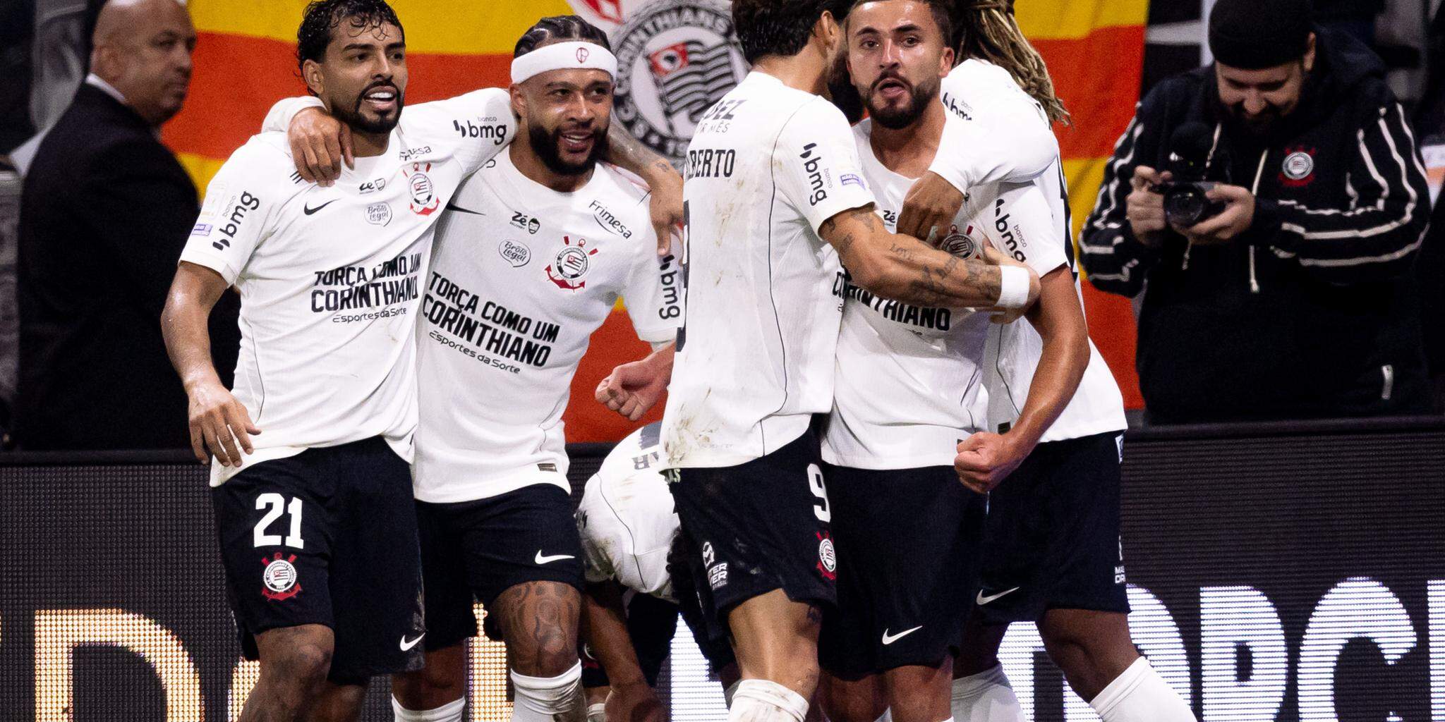 Corinthians joga mal, mas vence Atlético-MG no fim com golaço de Labyad em retorno de Memphis