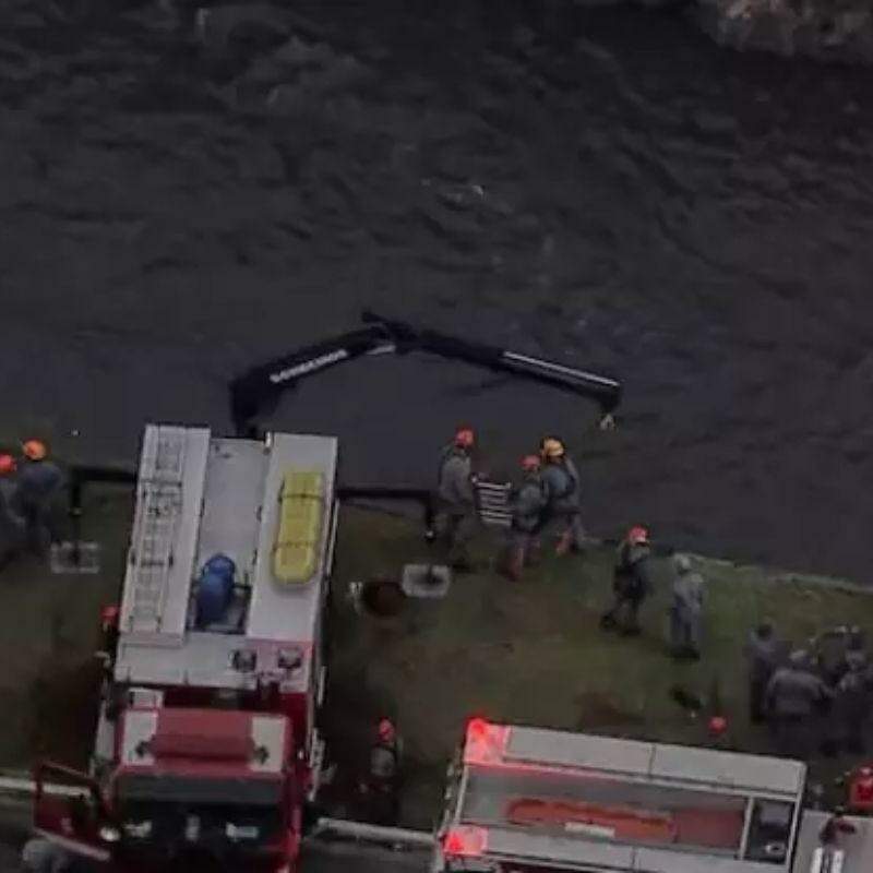 Acidente entre três carros termina com veículo submerso no Rio Tamanduateí, em SP