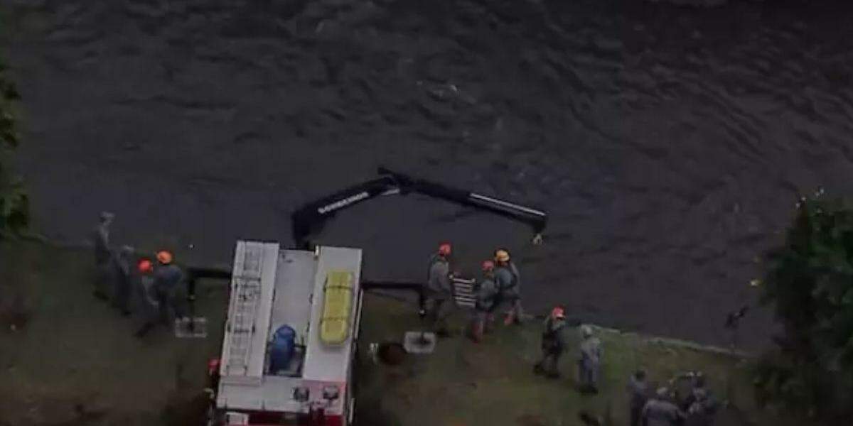 Acidente entre três carros termina com veículo submerso no Rio Tamanduateí, em SP