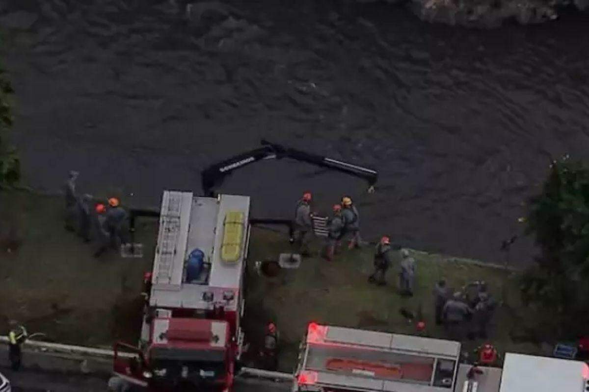 Acidente entre três carros termina com veículo submerso no Rio Tamanduateí, em SP