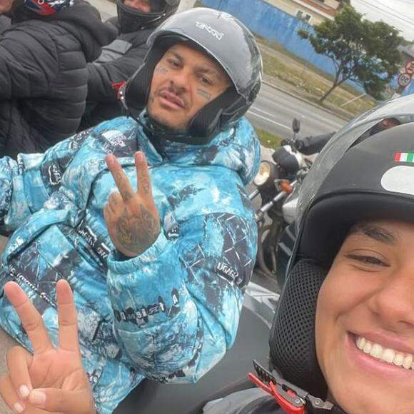 Motogirl de Praia Grande queria tirar uma foto com Tiago Toguro e acabou sendo presenteada por ele