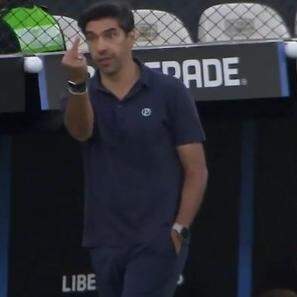 Conmebol multa o técnico Abel Ferreira em R$ 75,2 mil por gesto obsceno a Flaco no Palmeiras