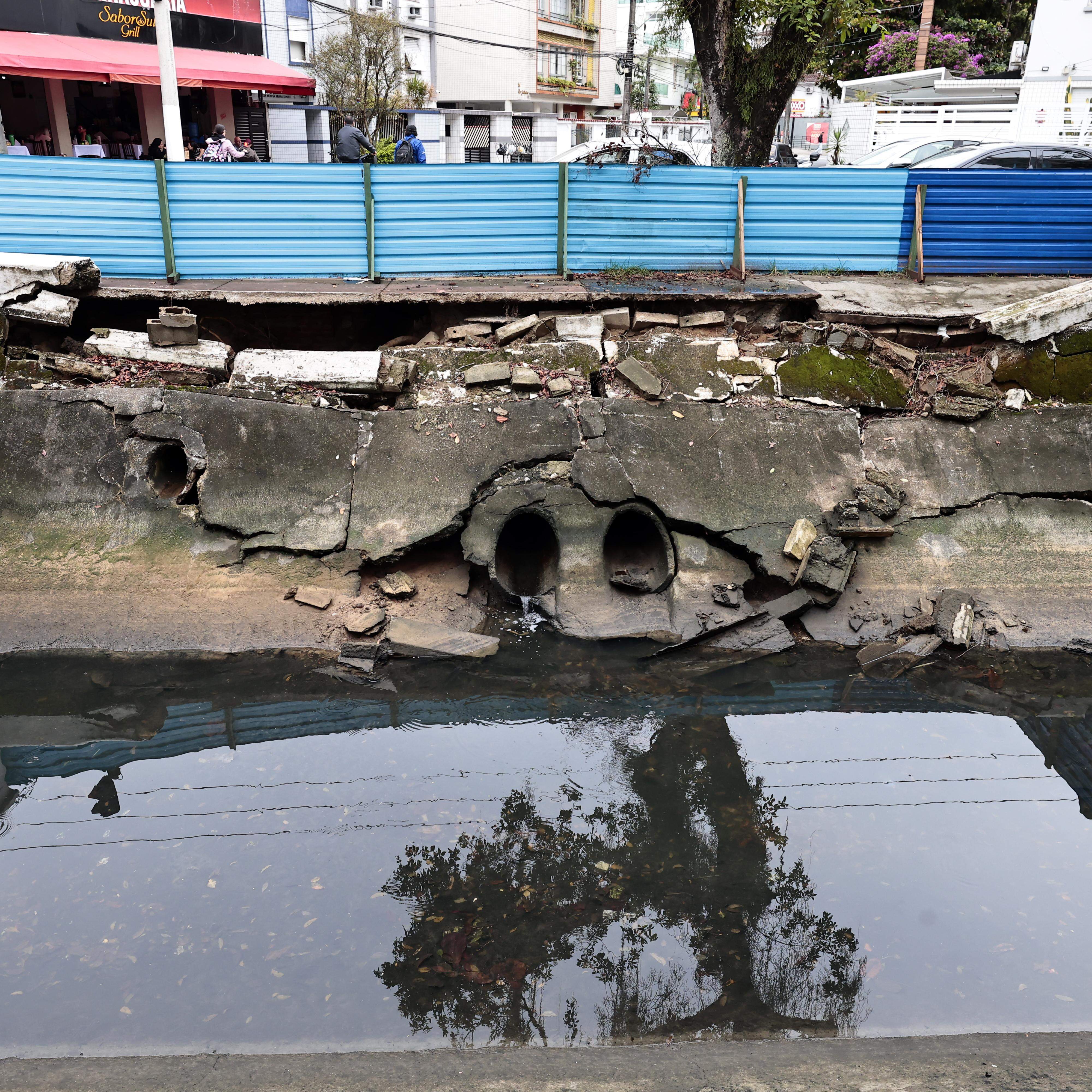 A única providência foi a colocação de tapumes para isolar a área no Canal 4, em Santos; estreitamento da ciclovia traz riscos