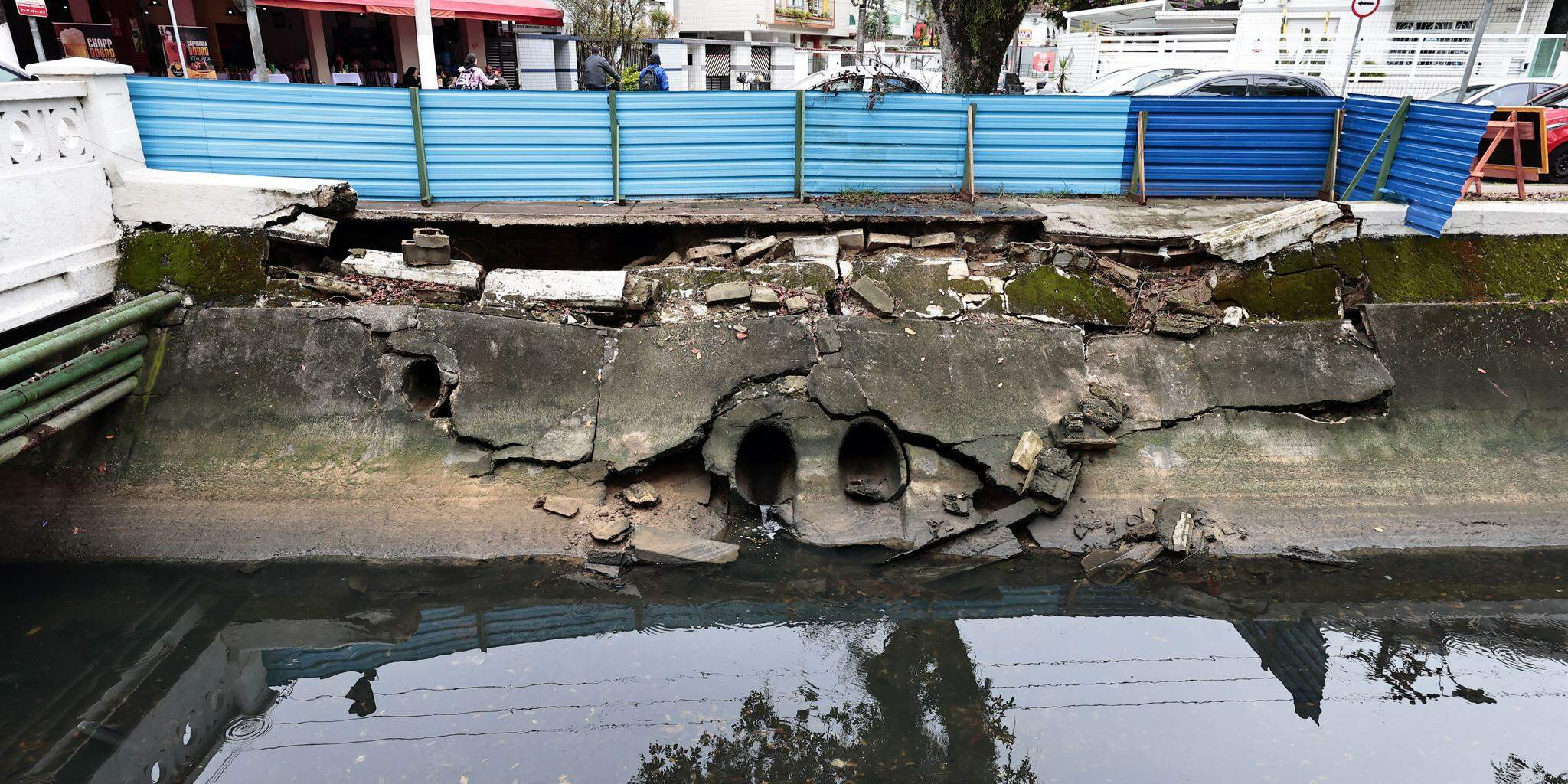A única providência foi a colocação de tapumes para isolar a área no Canal 4, em Santos; estreitamento da ciclovia traz riscos