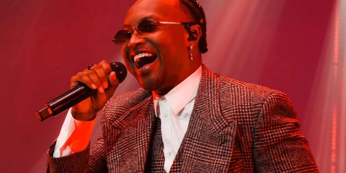 A apresentação reúne sucessos da carreira do cantor em uma apresentação que celebra a música negra