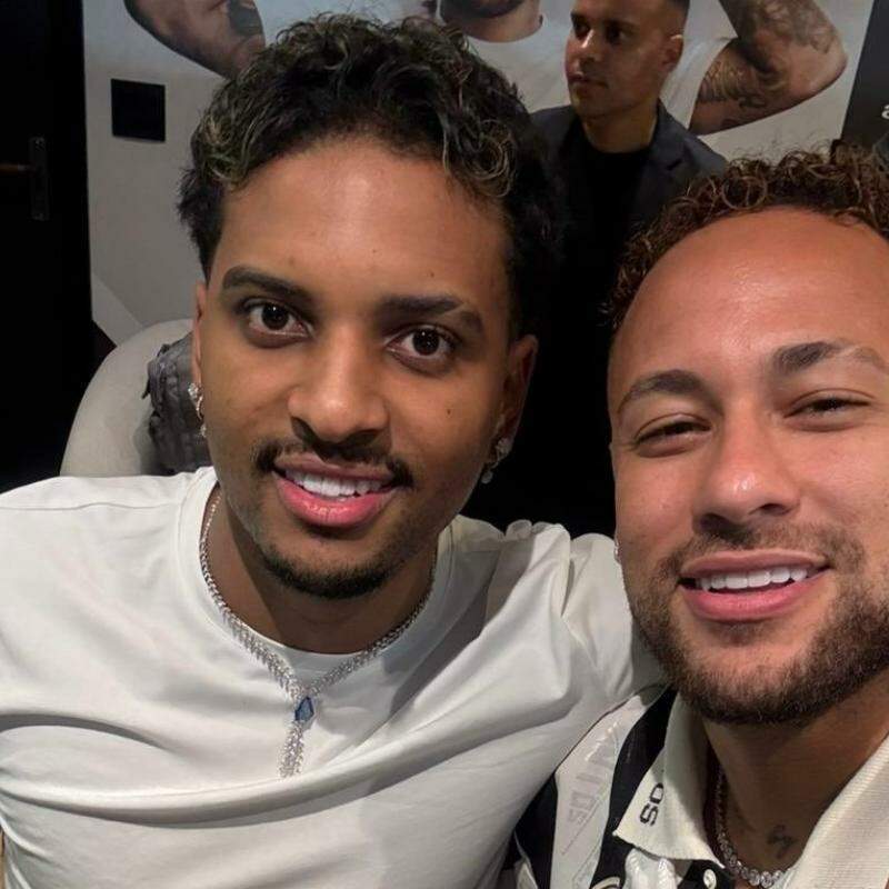 Neymar foi à Vila Belmiro acompanhar o último jogo do Peixe na primeira fase da Copa Sul-Americana e estava acompanhado do atacante Rodrygo, do Real Madrid
