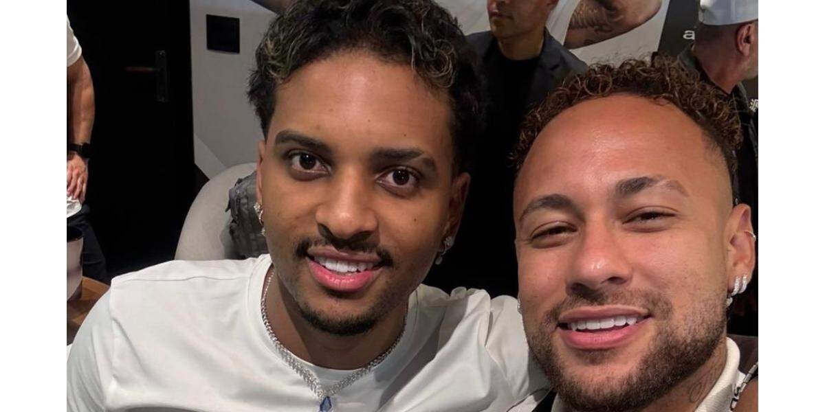 Neymar foi à Vila Belmiro acompanhar o último jogo do Peixe na primeira fase da Copa Sul-Americana e estava acompanhado do atacante Rodrygo, do Real Madrid