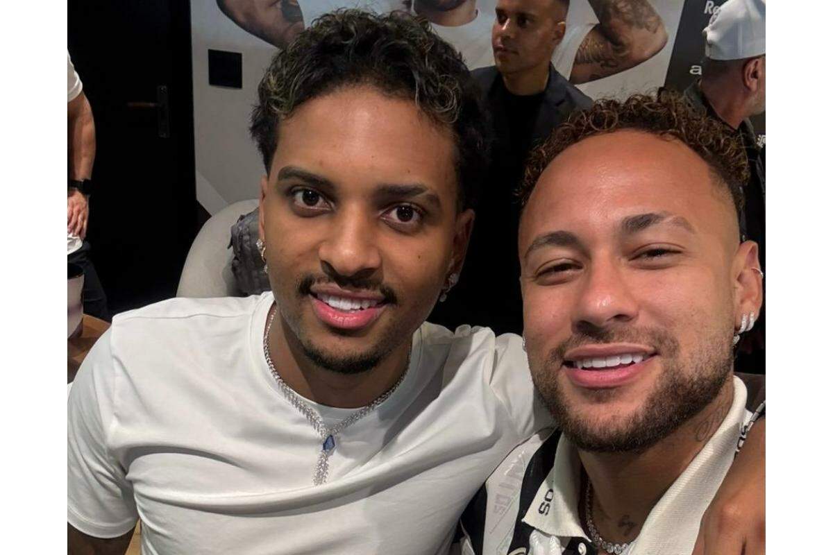 Neymar foi à Vila Belmiro acompanhar o último jogo do Peixe na primeira fase da Copa Sul-Americana e estava acompanhado do atacante Rodrygo, do Real Madrid