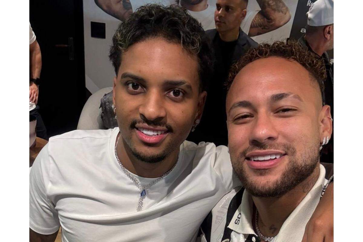 Neymar foi à Vila Belmiro acompanhar o último jogo do Peixe na primeira fase da Copa Sul-Americana e estava acompanhado do atacante Rodrygo, do Real Madrid