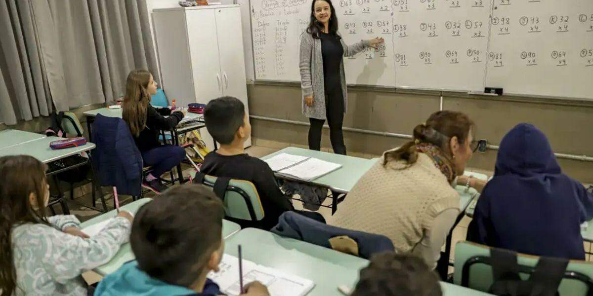 Senado aprova MP que estabelece piso de R$ 5.130 para professores