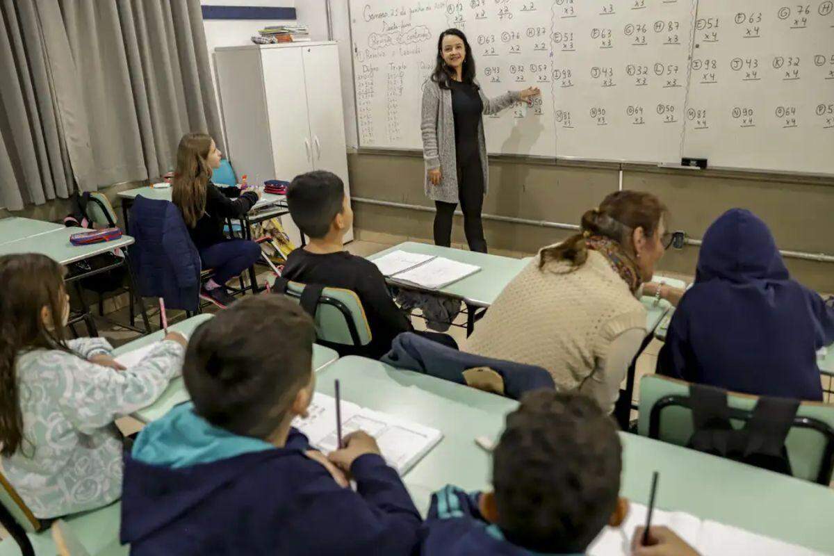 Senado aprova MP que estabelece piso de R$ 5.130 para professores