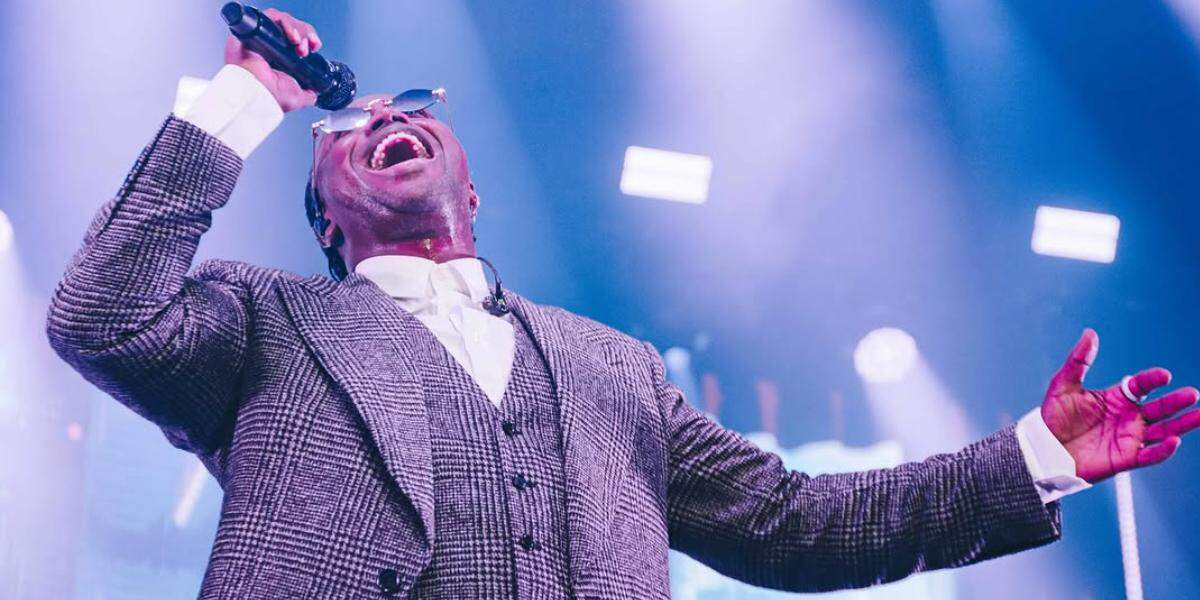 Thiaguinho faz show acústico em Santos no aniversário de 45 anos da Tri FM