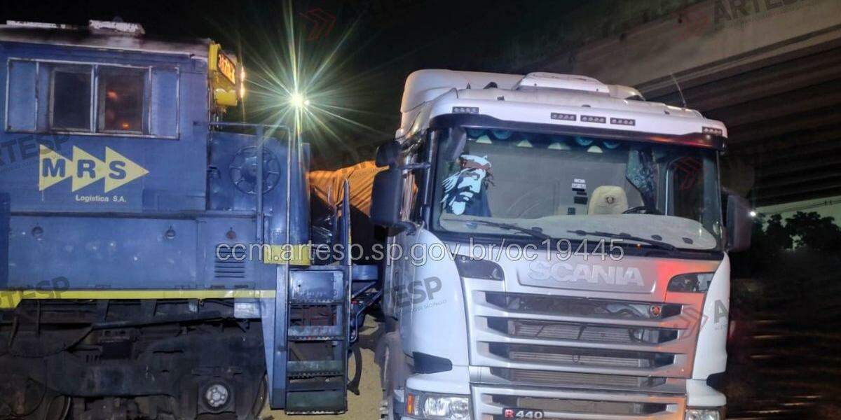 Colisão ocorreu na manhã desta quarta-feira (27), na altura de Cubatão