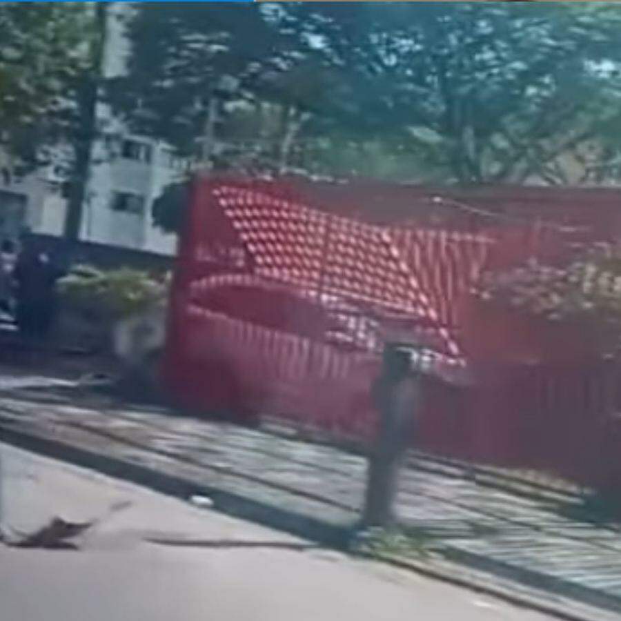 Veículo ficou preso no portão de um prédio