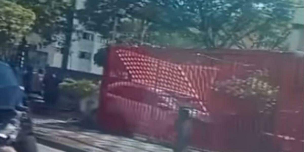 Veículo ficou preso no portão de um prédio