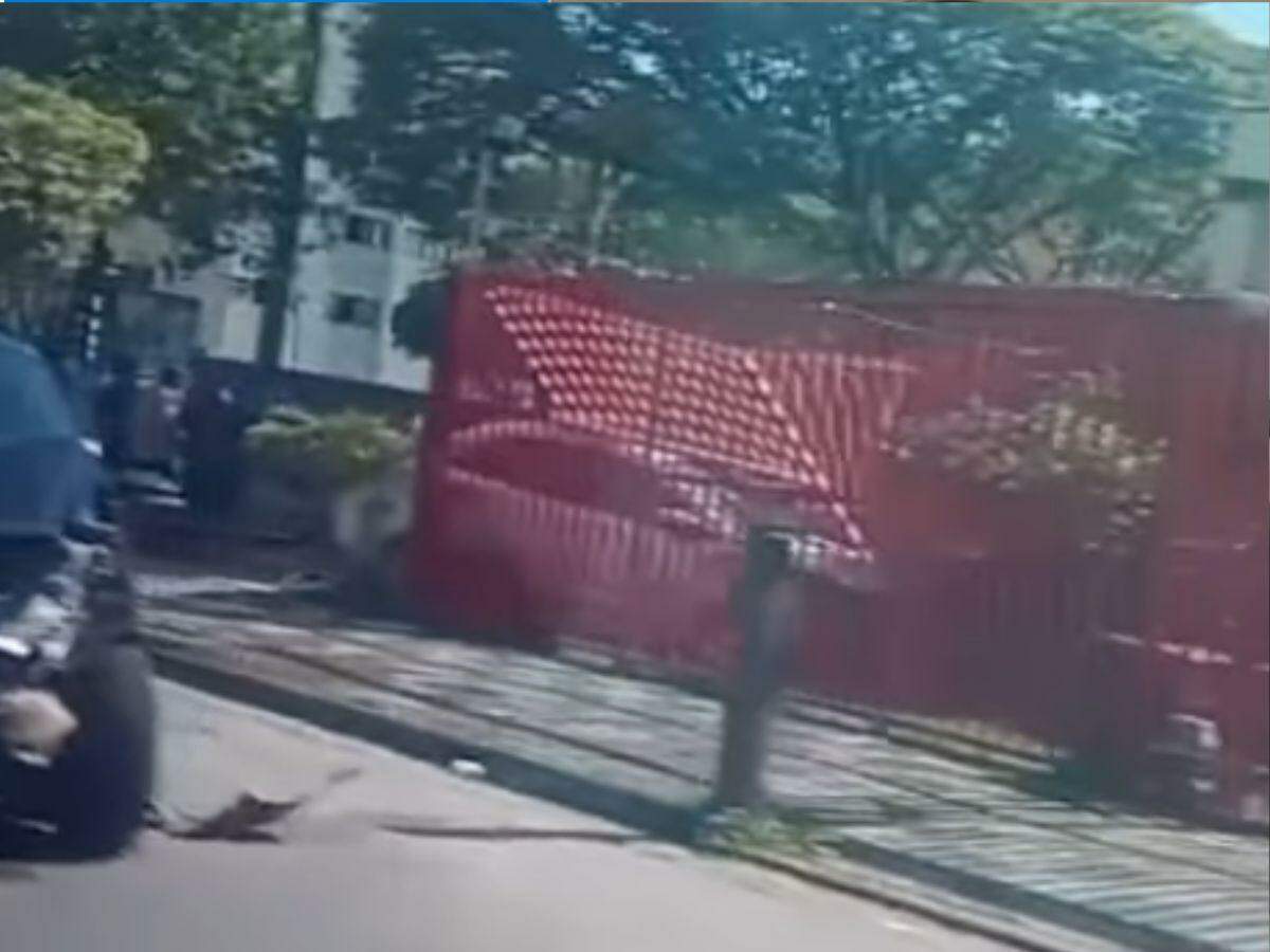 Veículo ficou preso no portão de um prédio
