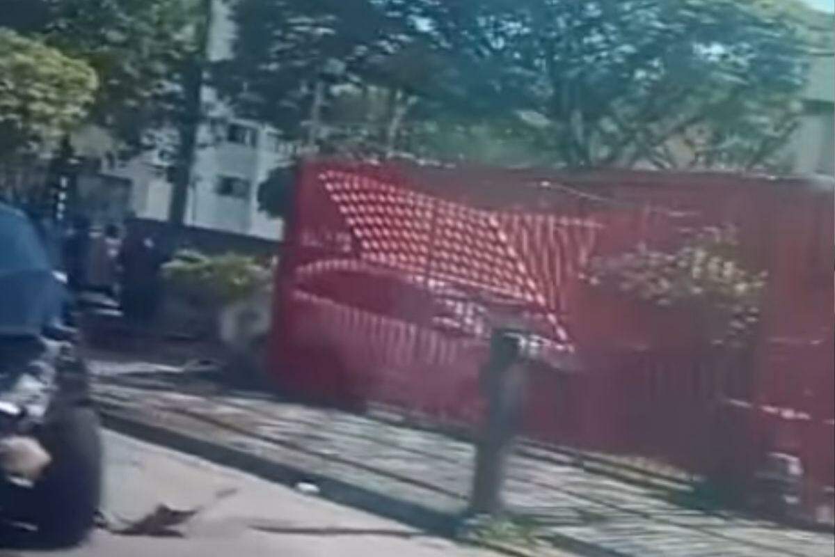 Veículo ficou preso no portão de um prédio