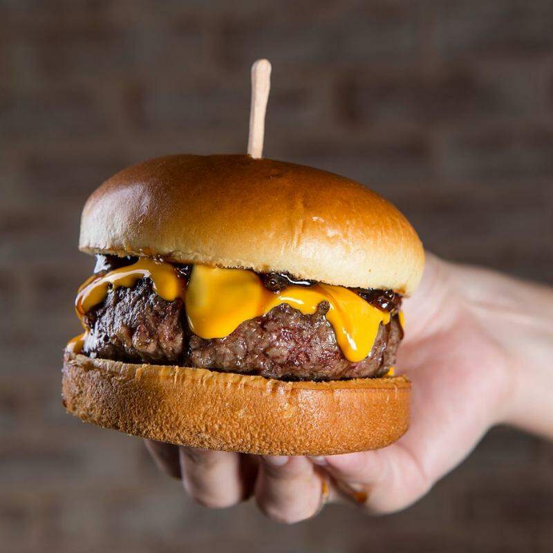 Durante a promoção, três dos burgers mais pedidos da casa estarão com 50% de desconto
