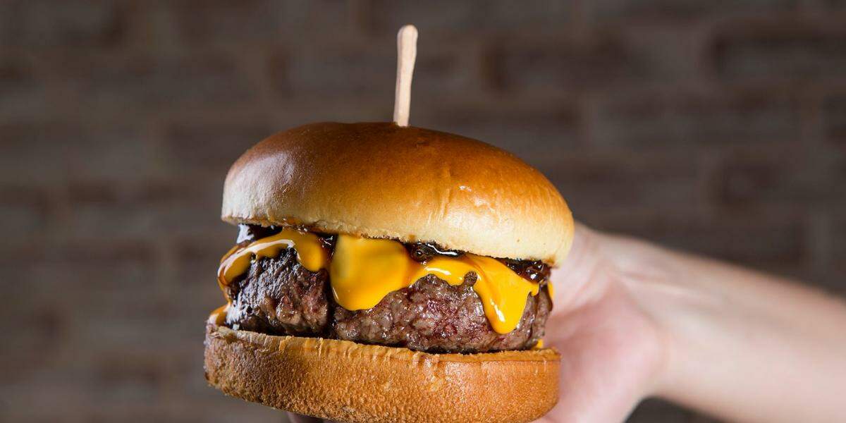 Durante a promoção, três dos burgers mais pedidos da casa estarão com 50% de desconto