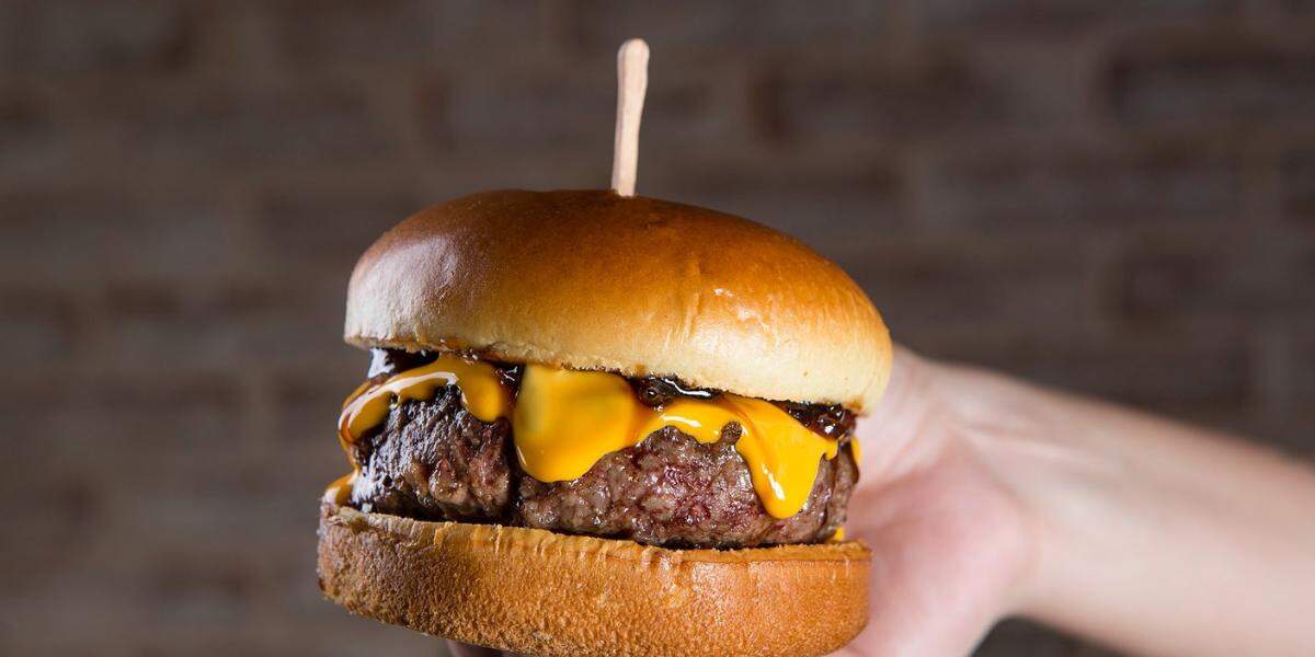 Durante a promoção, três dos burgers mais pedidos da casa estarão com 50% de desconto