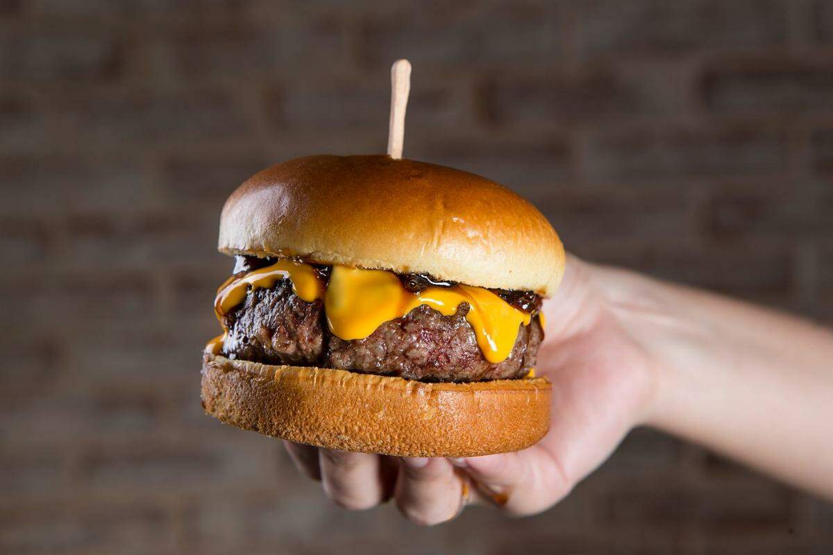 Durante a promoção, três dos burgers mais pedidos da casa estarão com 50% de desconto