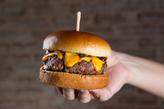 Durante a promoção, três dos burgers mais pedidos da casa estarão com 50% de desconto