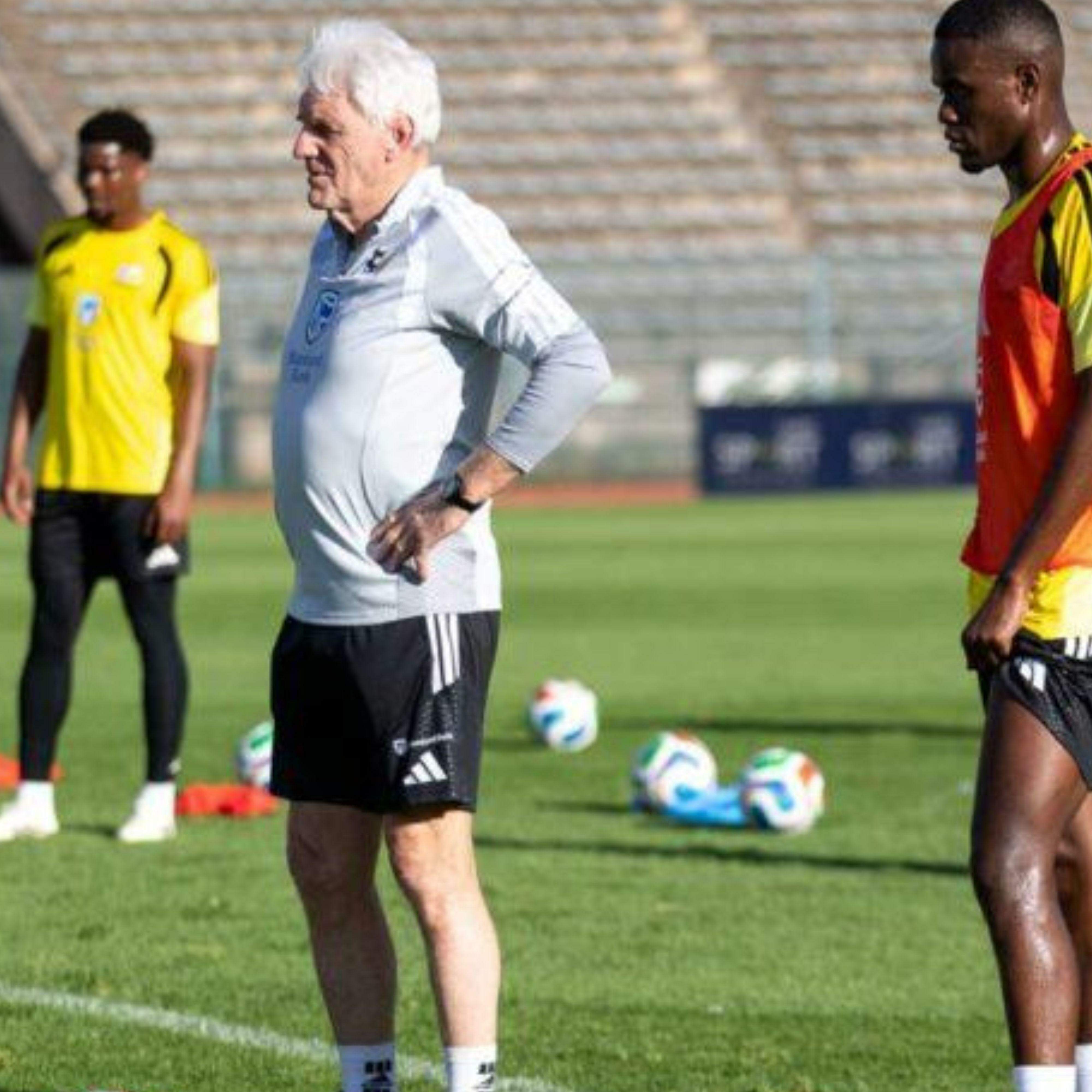 Querendo fazer bonito em seu retorno aos Mundiais, a África do Sul, com seu técnico Hugo Bross (à esquerda), 'imitou' o Brasil com poucas peças no meio-campo e um povoado ataque, com nove peças chamadas para o setor