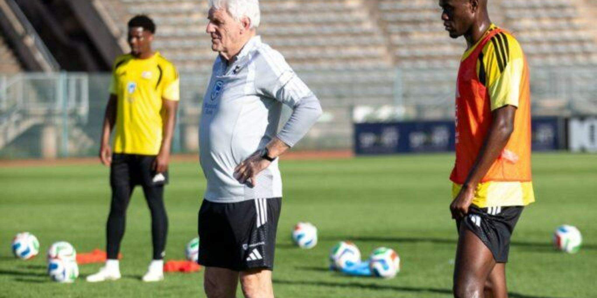 Querendo fazer bonito em seu retorno aos Mundiais, a África do Sul, com seu técnico Hugo Bross (à esquerda), 'imitou' o Brasil com poucas peças no meio-campo e um povoado ataque, com nove peças chamadas para o setor