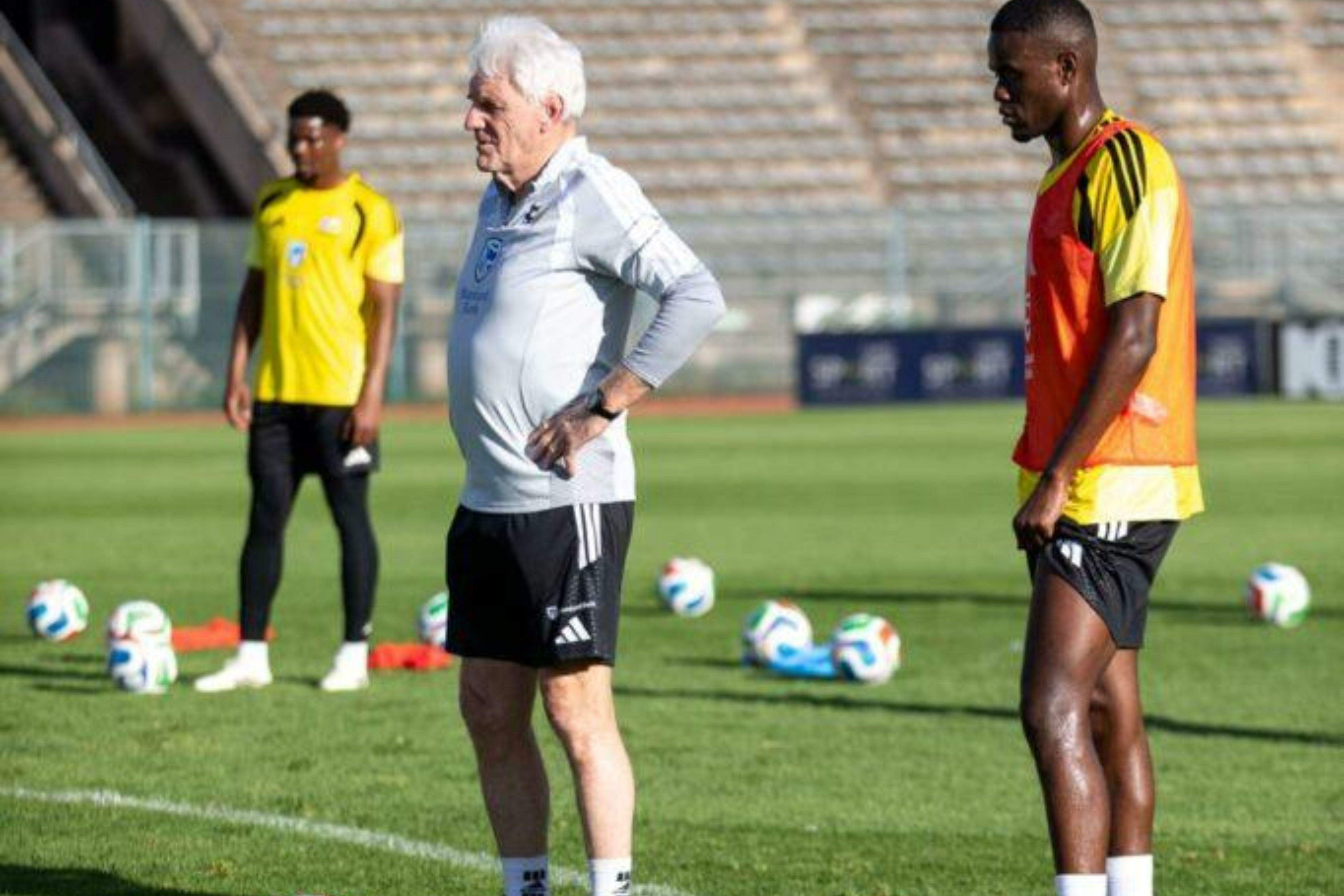 Querendo fazer bonito em seu retorno aos Mundiais, a África do Sul, com seu técnico Hugo Bross (à esquerda), 'imitou' o Brasil com poucas peças no meio-campo e um povoado ataque, com nove peças chamadas para o setor